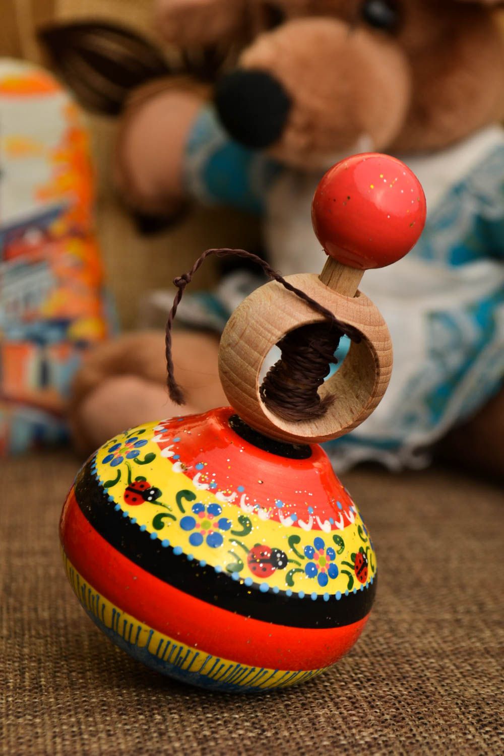 Trompo de madera hecho a mano juguete para niños con ornamentos regalo original foto 1