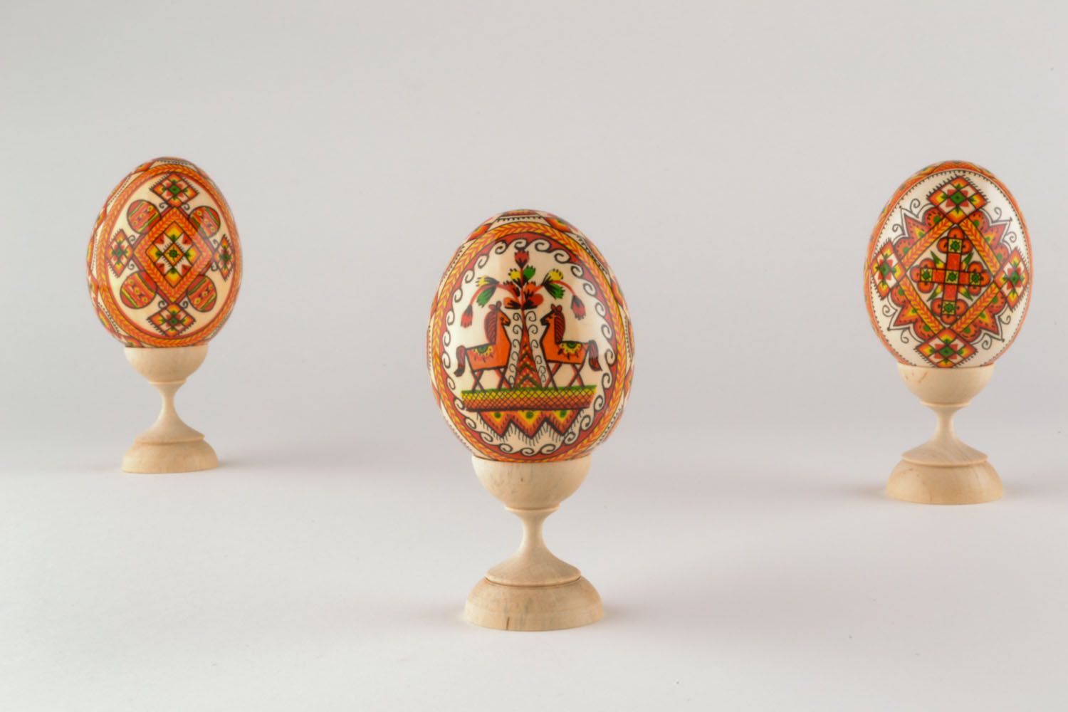 Huevo decorativo de Pascua con pintura foto 1