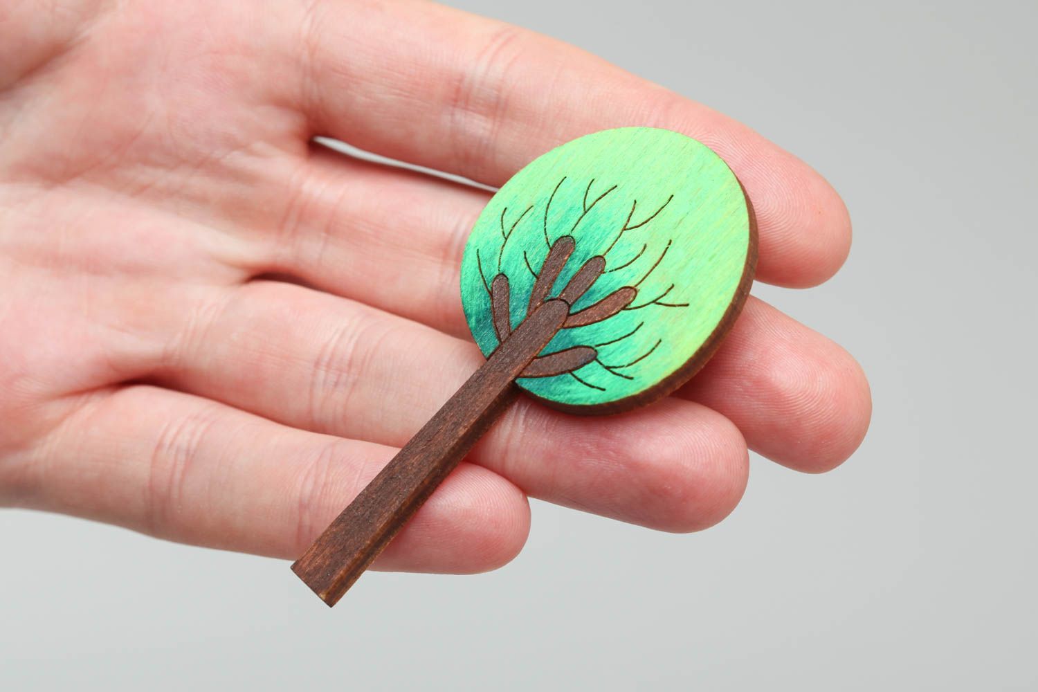 Petite broche en bois décorative brun vert en forme d'arbre faite main photo 5