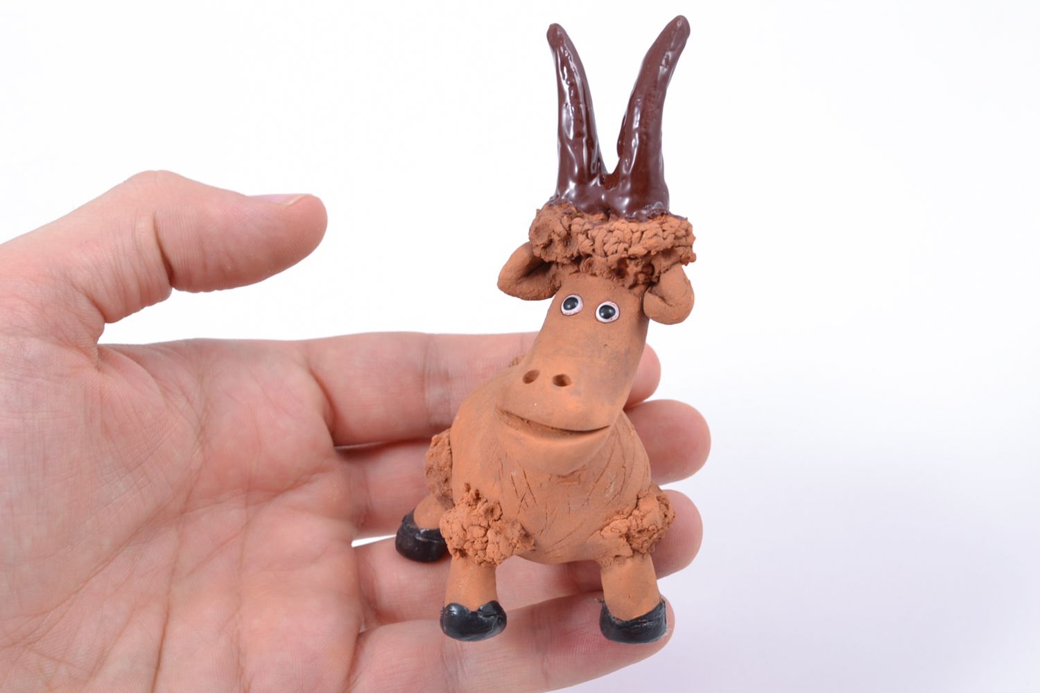Figurine décorative Chèvre brune terre cuite couleurs acryliques faite main photo 1