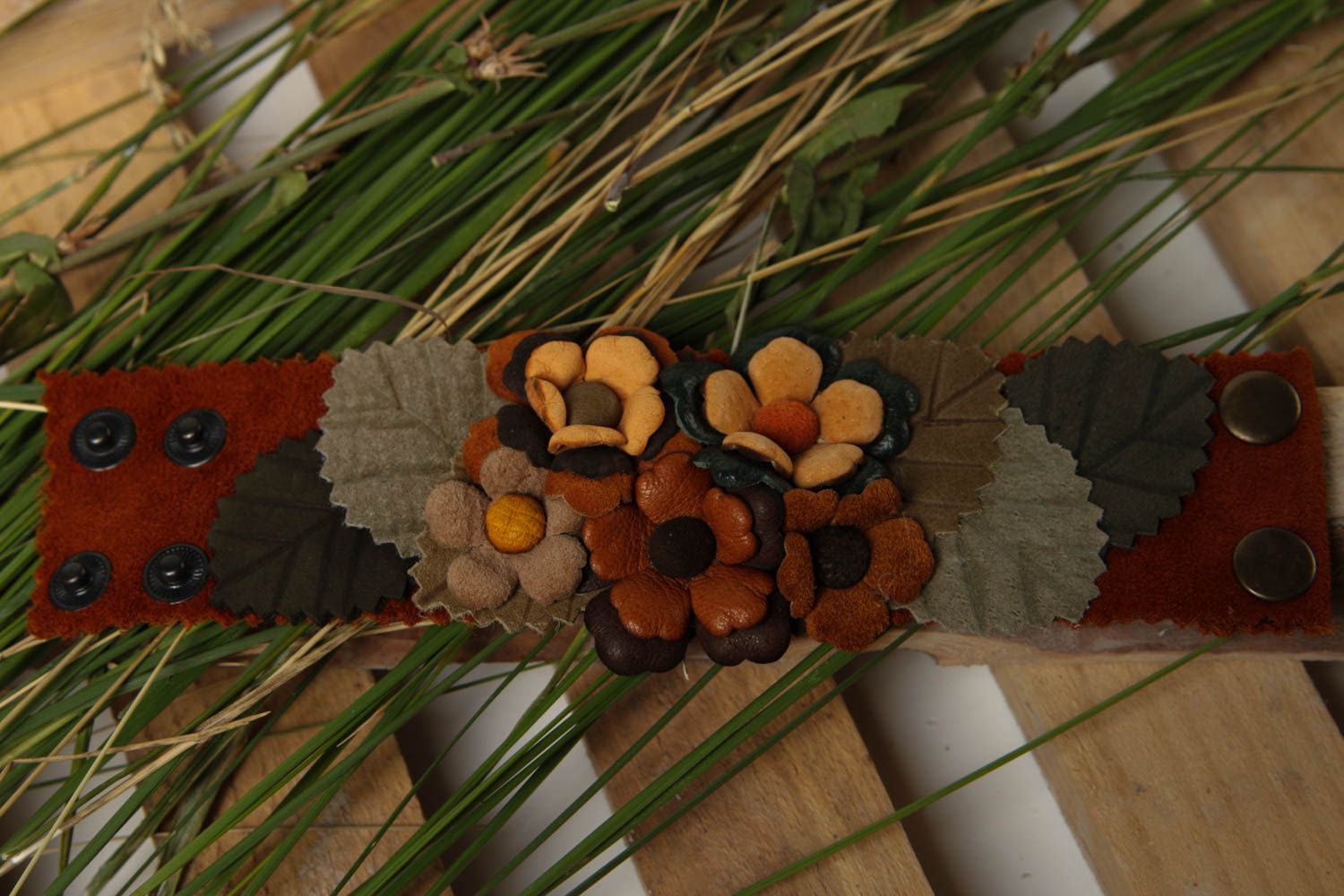 Широкий кожаный браслет хэнд мэйд браслет на руку с цветами украшение из кожи фото 1