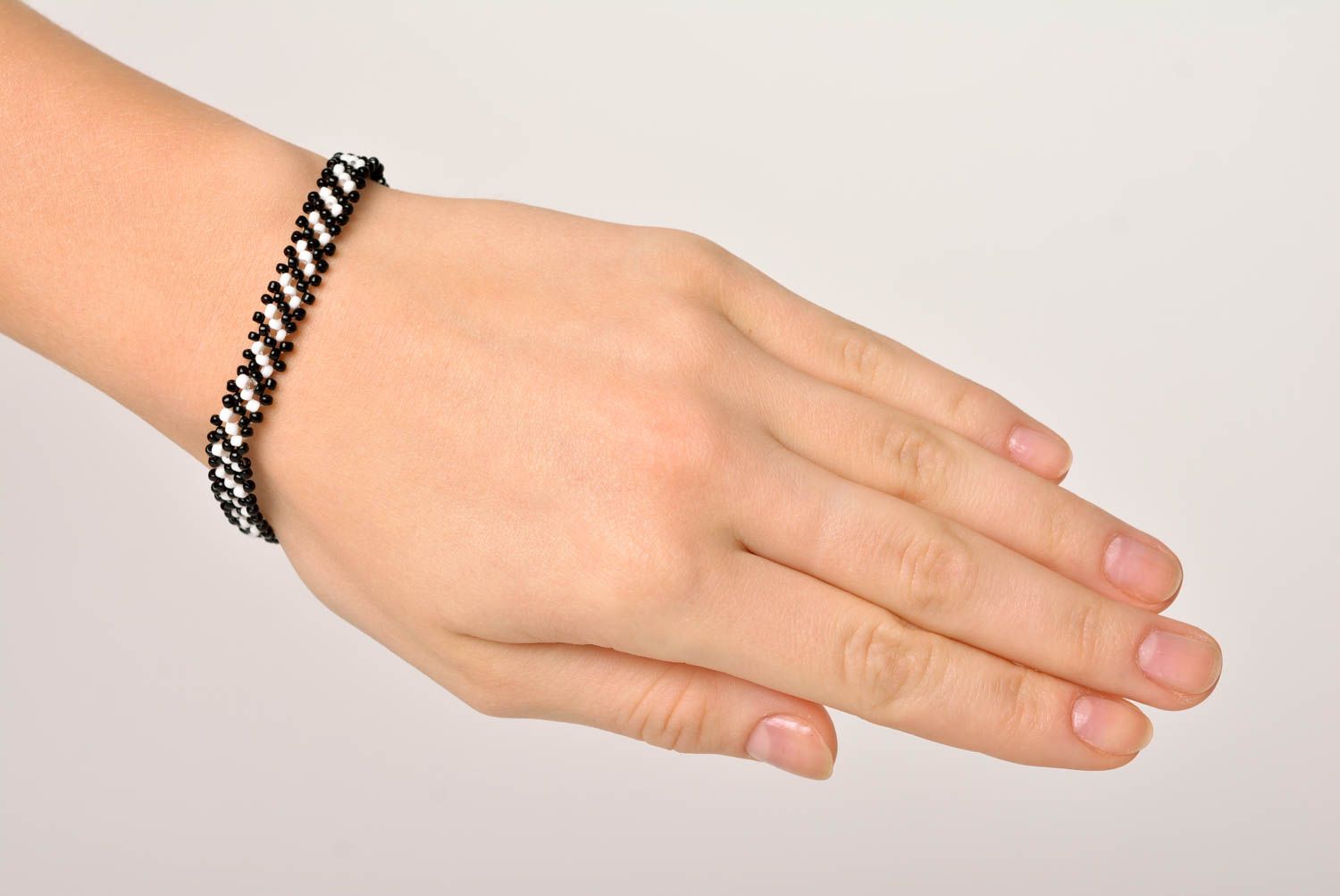 Bracelet perles rocaille Bijou fait main en noir et blanc Accessoire femme photo 2