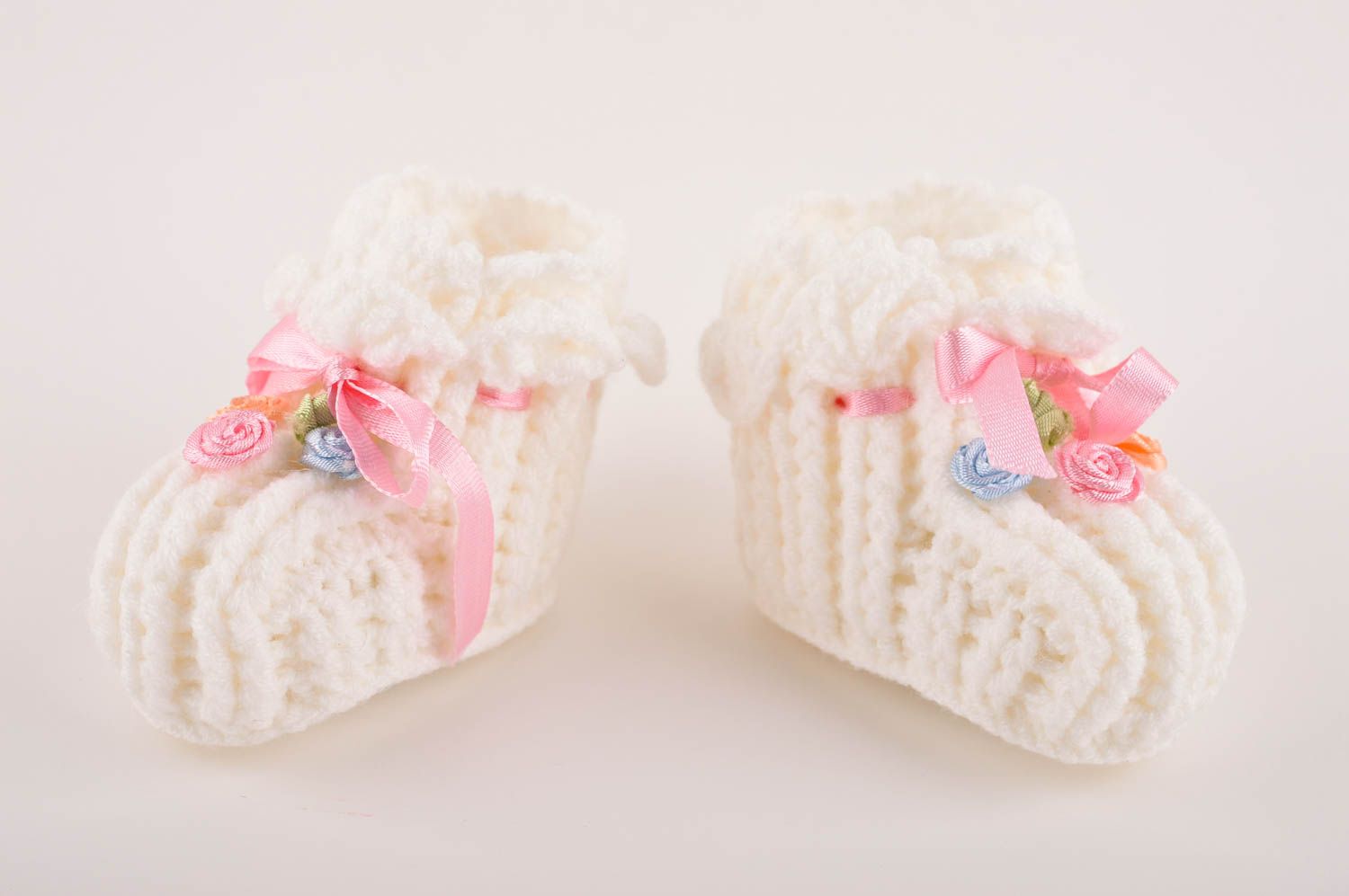 Handmade weiße Schuhe für Neugeborene Geschenk für Babys gehäkelte Babyschuhe foto 3