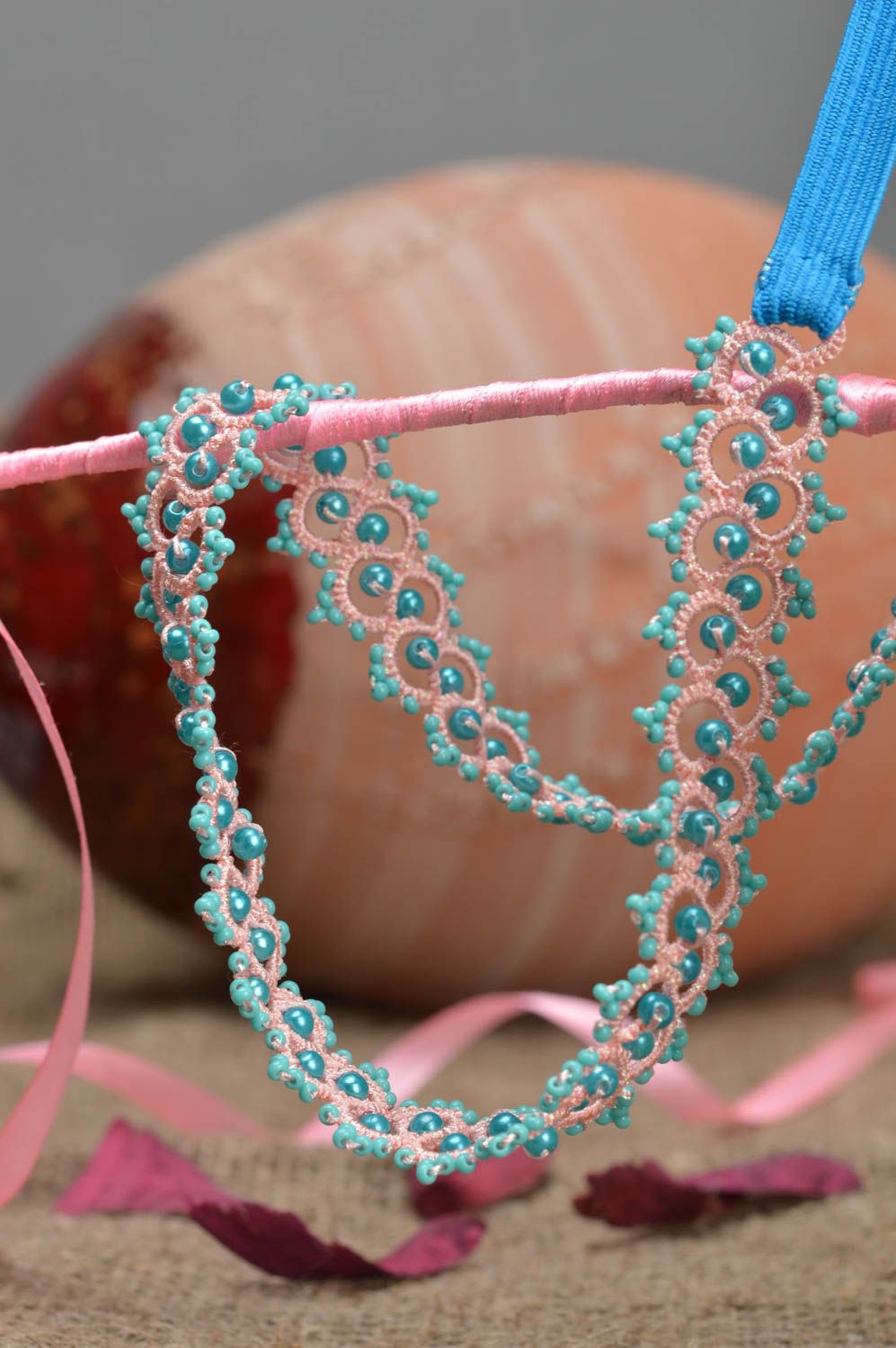 Плетеная повязка на волосы в греческом стиле розовая фриволите ручной работы фото 1