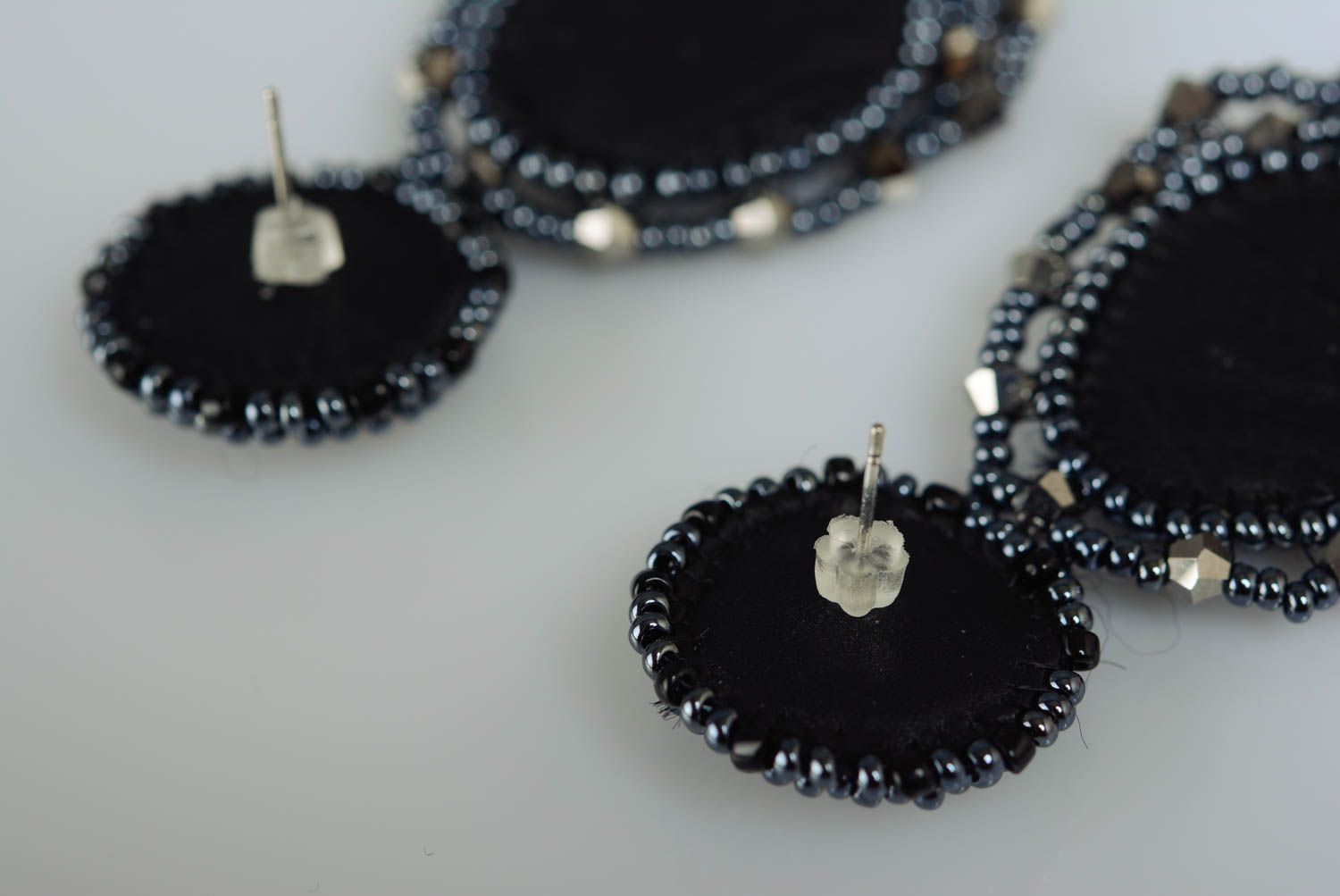 Boucles d'oreilles brodées en perles de rocaille et hématite noires faites main  photo 5