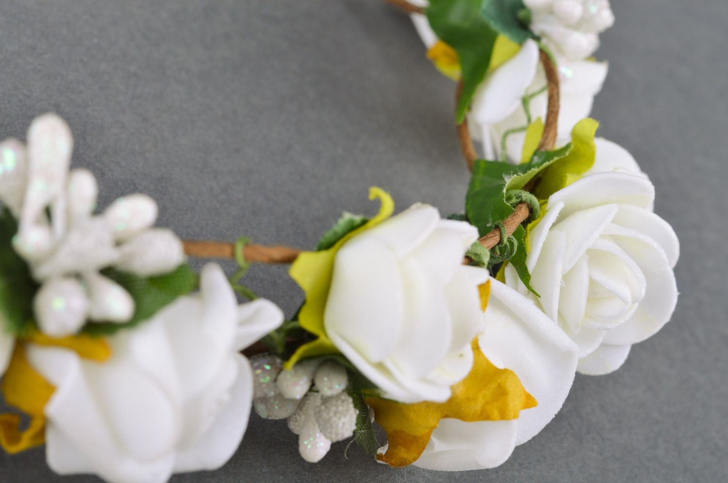 Красивый цветочный ободок на голову ручной работы в виде белых розочек фото 4