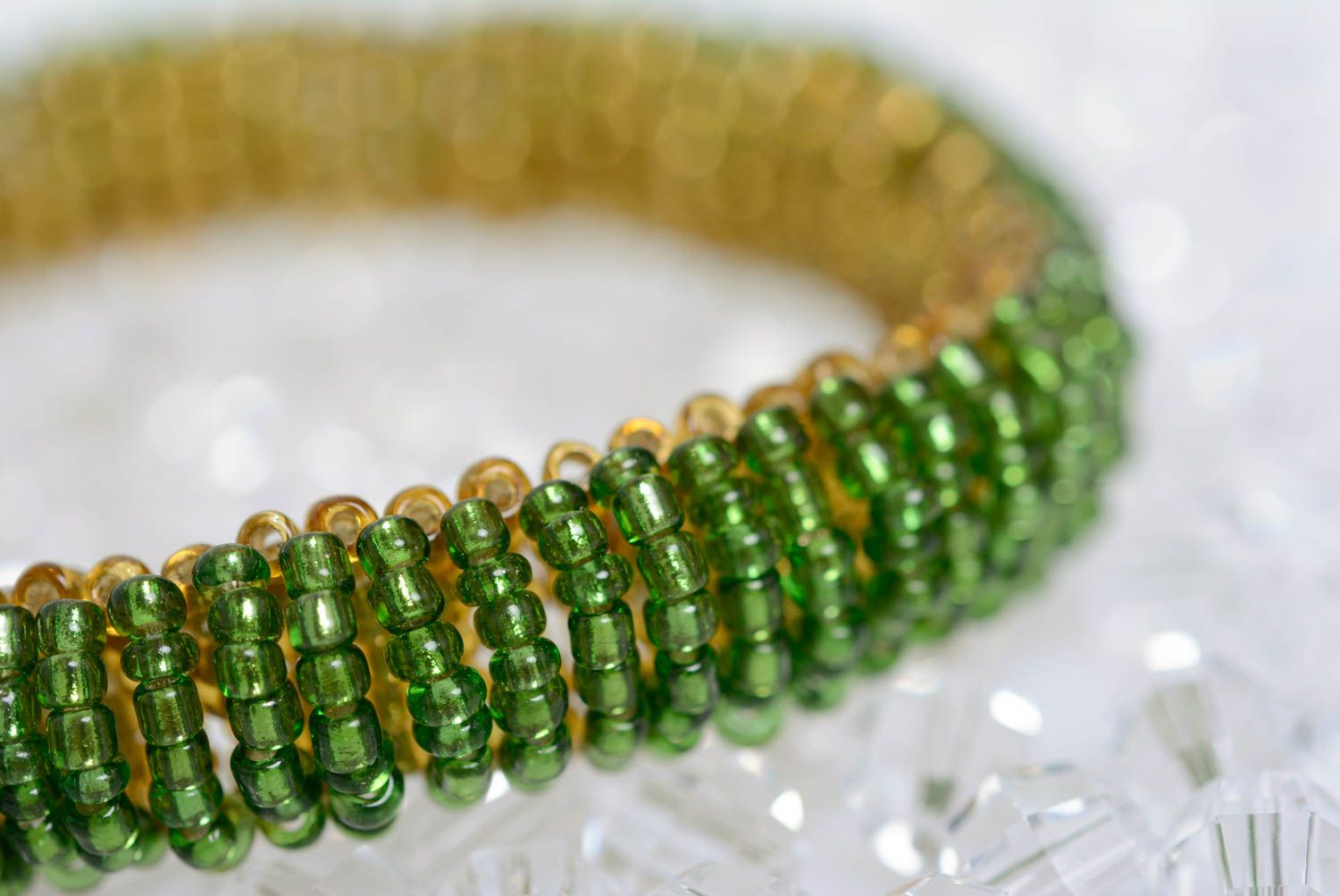 Gelb grünes Armband aus Glasperlen für Alltag handgeschaffen künstlerisch schön foto 5