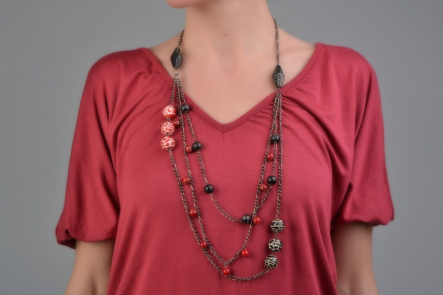 Long collier de perles en céramique et acryliques et de verre fait main  photo 1