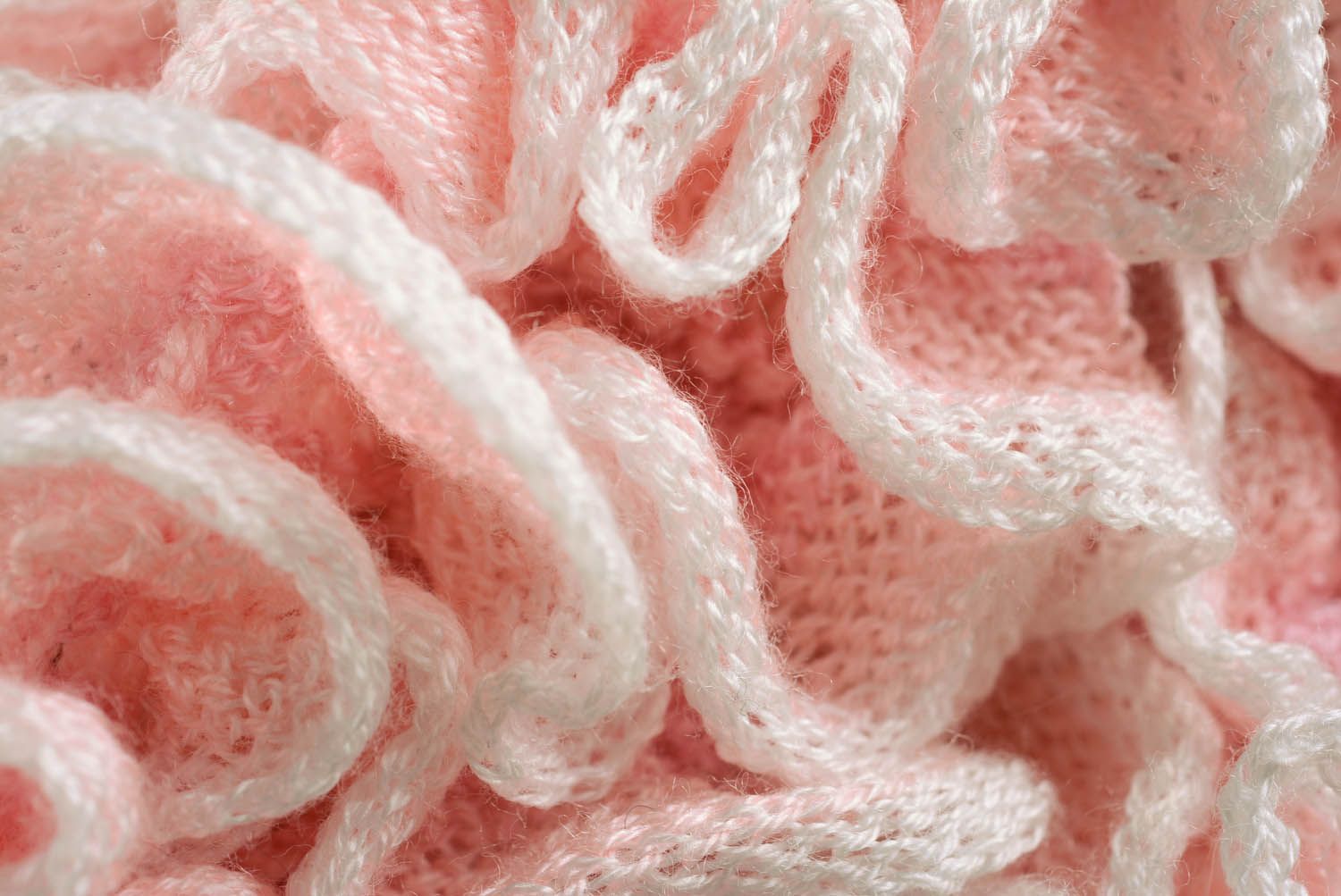 Écharpe faite main rose tricotée avec des aiguilles photo 5