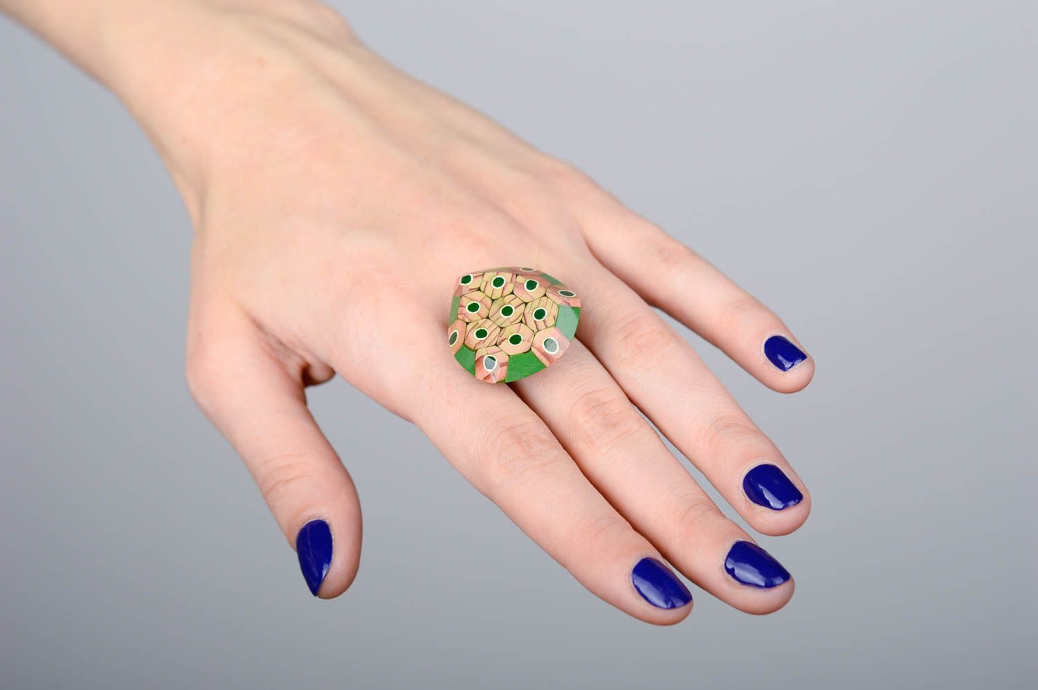 Перстень ручной работы кольцо из карандашей зеленое крупное стильное кольцо фото 2