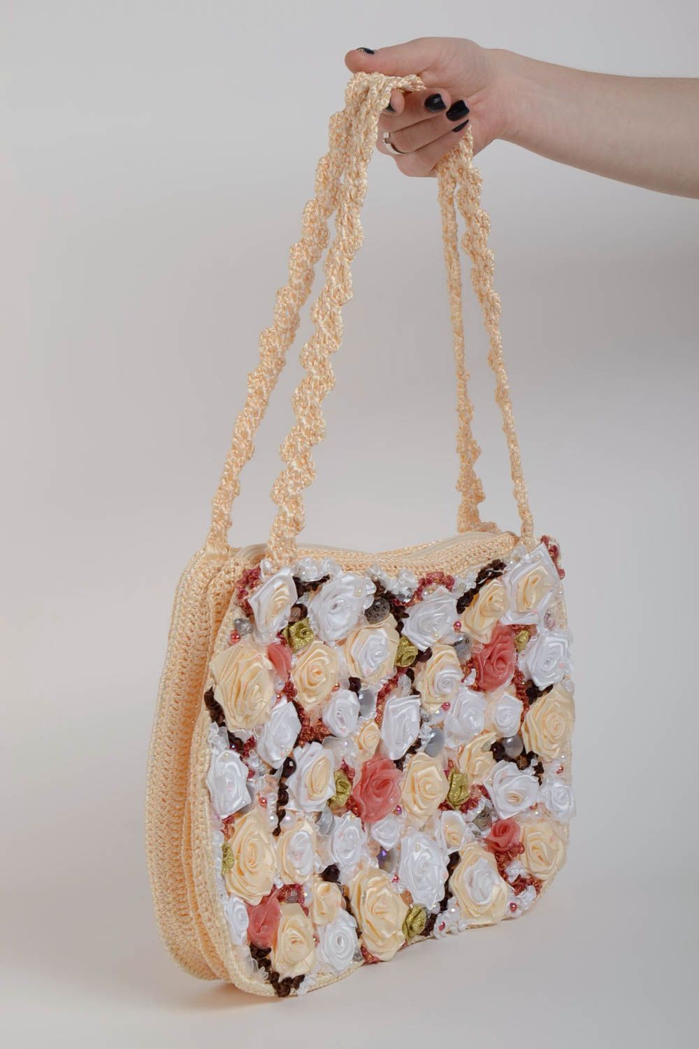 Helle handgemachte Tasche aus Stoff für Frauen mit Atlasbändern mit Blumen foto 5