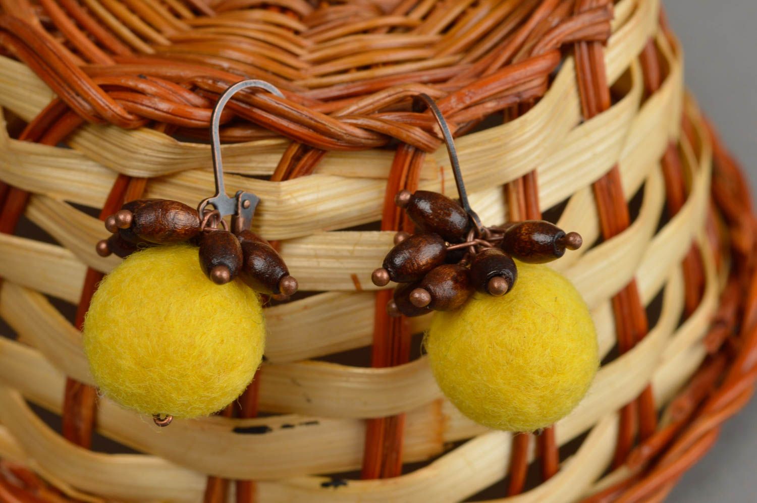 Runde gelbe schön stilvolle modische handgeschaffene Filz Ohrringe aus Wolle foto 1