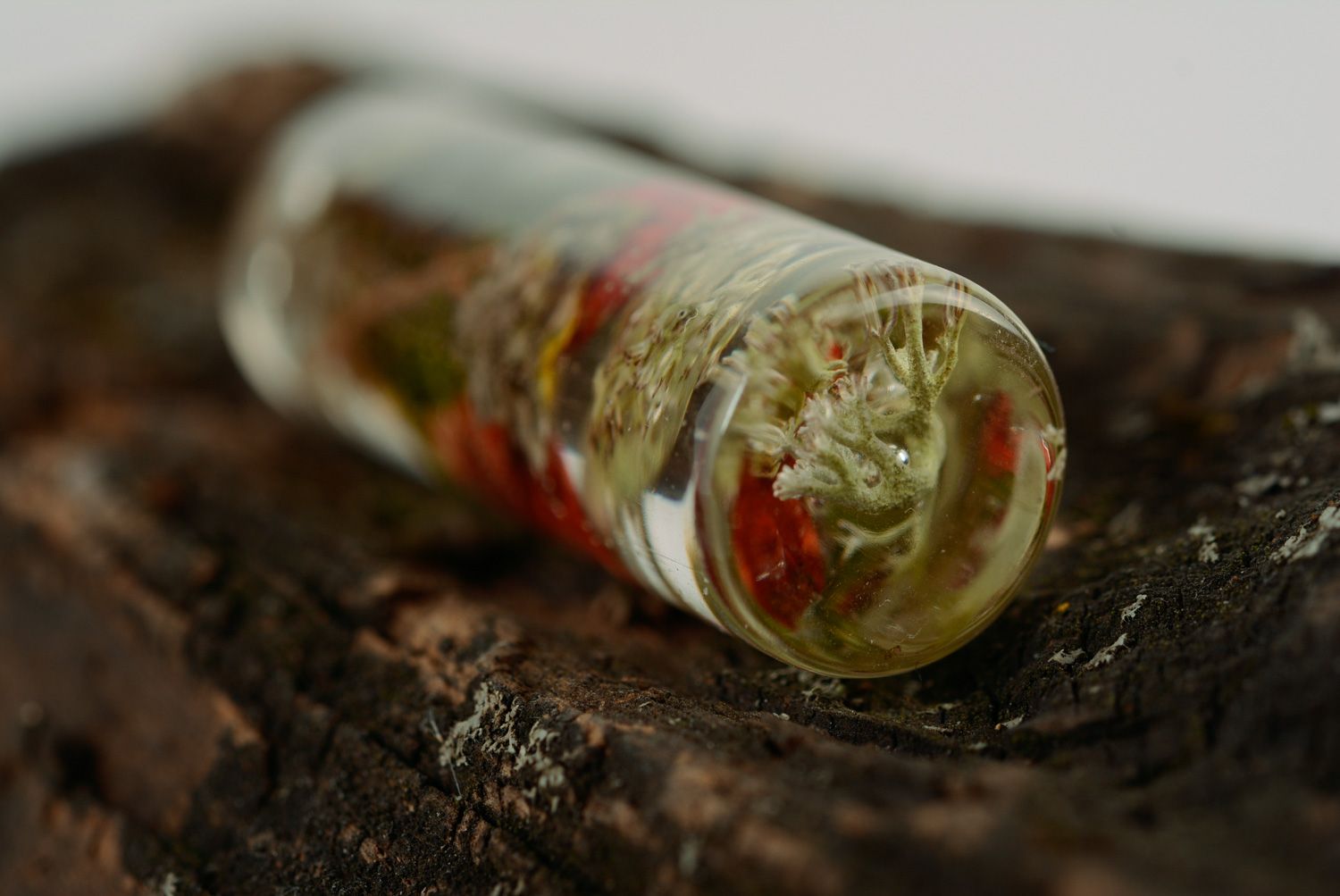 Schöner transparenter handgemachter Anhänger mit Beeren aus Epoxidharz handmade foto 5