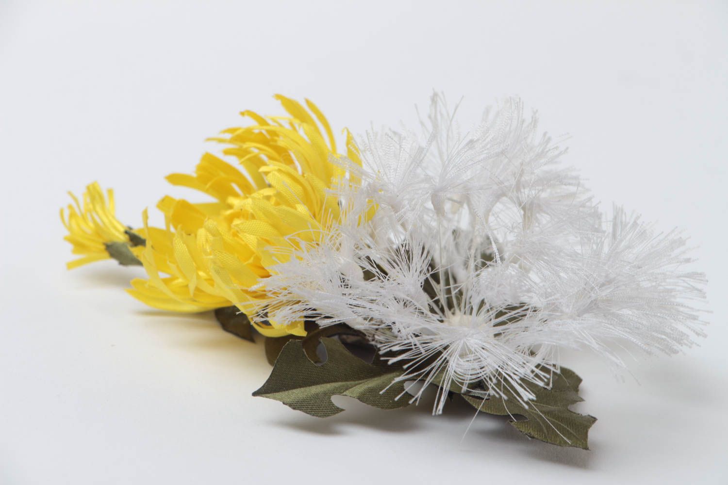 Blumen Brosche aus Stoff Krepp Satin Maienblume für Frauen Designer Handarbeit  foto 3