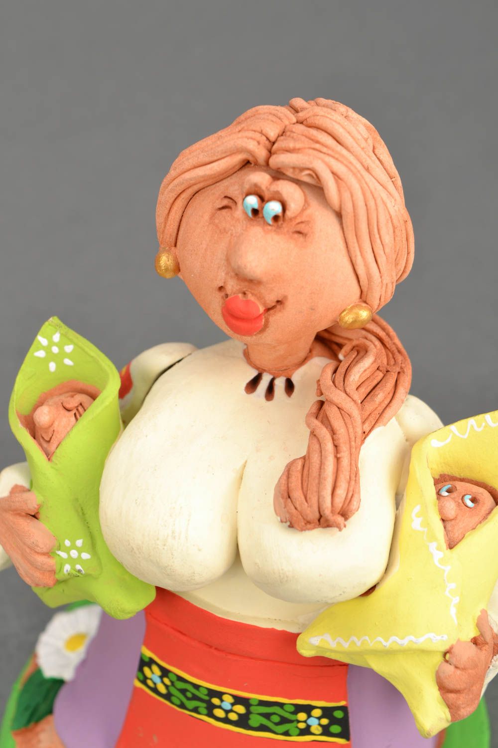 Figura cerámica con pintura Madre con dos bebés foto 4