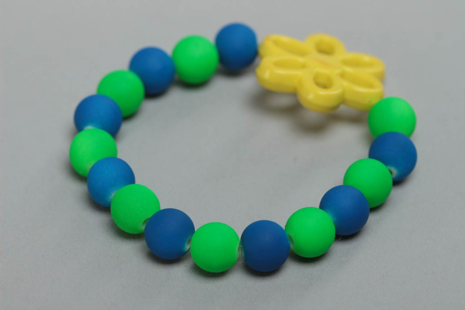 Grün blaues handmade Armband aus Polymerton mit großer Perle in Form von Blume foto 4