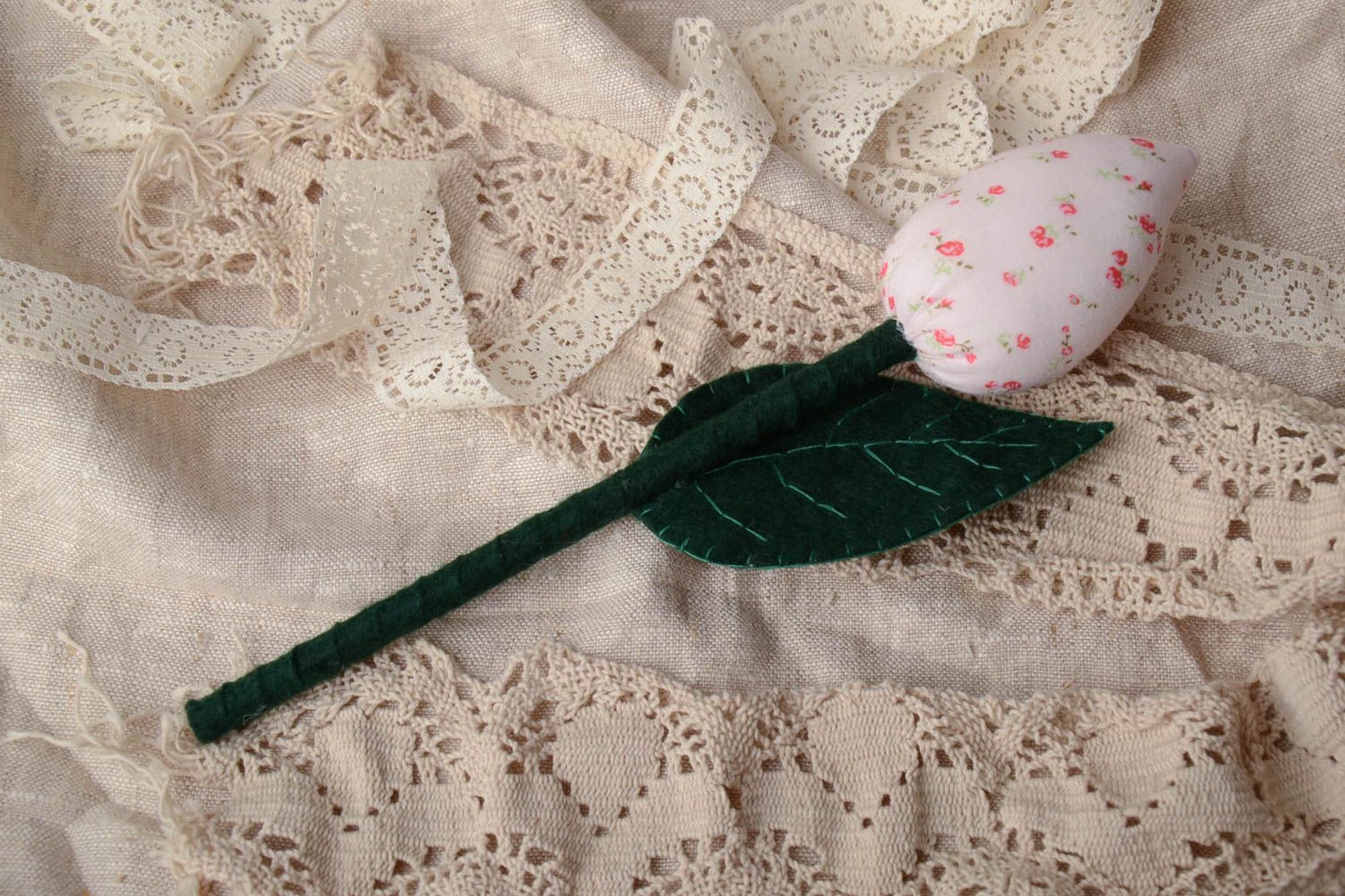 Мягкая игрушка цветок из ткани тюльпан белый на зеленом стебле ручная работа фото 1