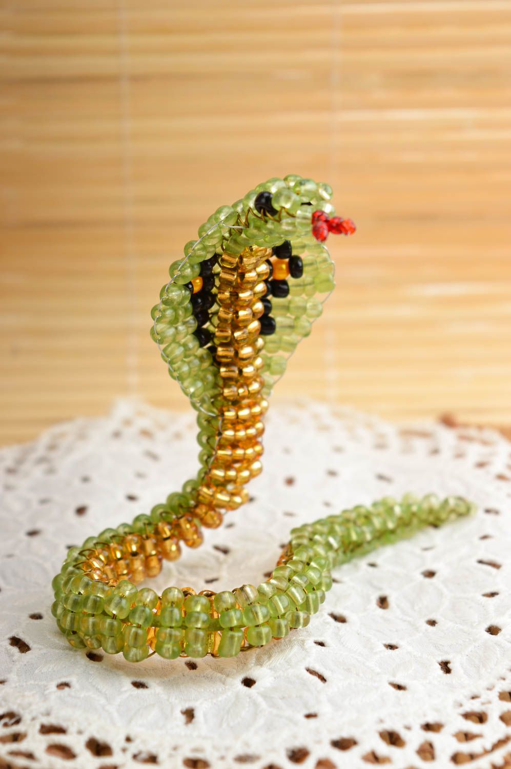 Статуэтка из бисера ручной работы кобра из бисера оригинальная фигурка из бисера фото 1