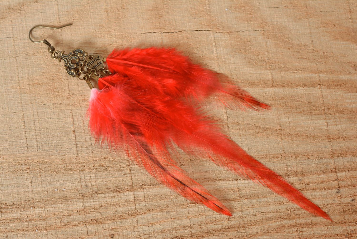 Boucles d'oreilles plumes rouges Bijou fait main pendantes longues Cadeau femme photo 2