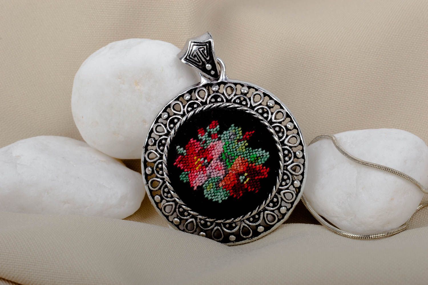 Pendentif métal rond Bijoux fait main design fleur brodée Accessoire femme photo 1