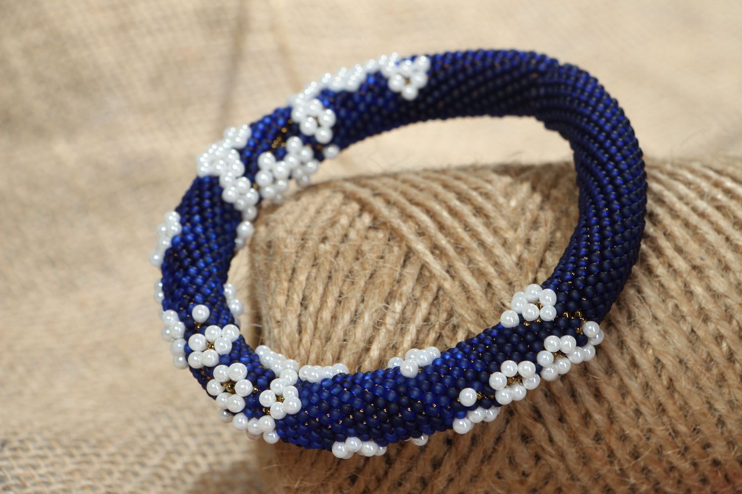 Объемный браслет из бисера синий с белыми цветами  фото 5