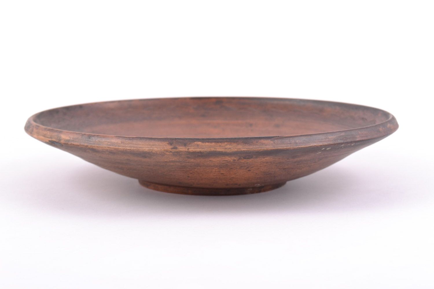 Необычная тарелка из глины коричневая круглая небольшая ручной работы плоская фото 4