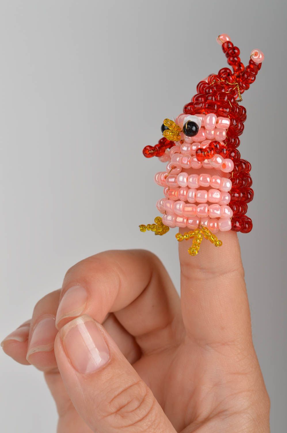 Пальчиковая игрушка пингвин розовый забавный из китайского бисера ручной работы фото 3