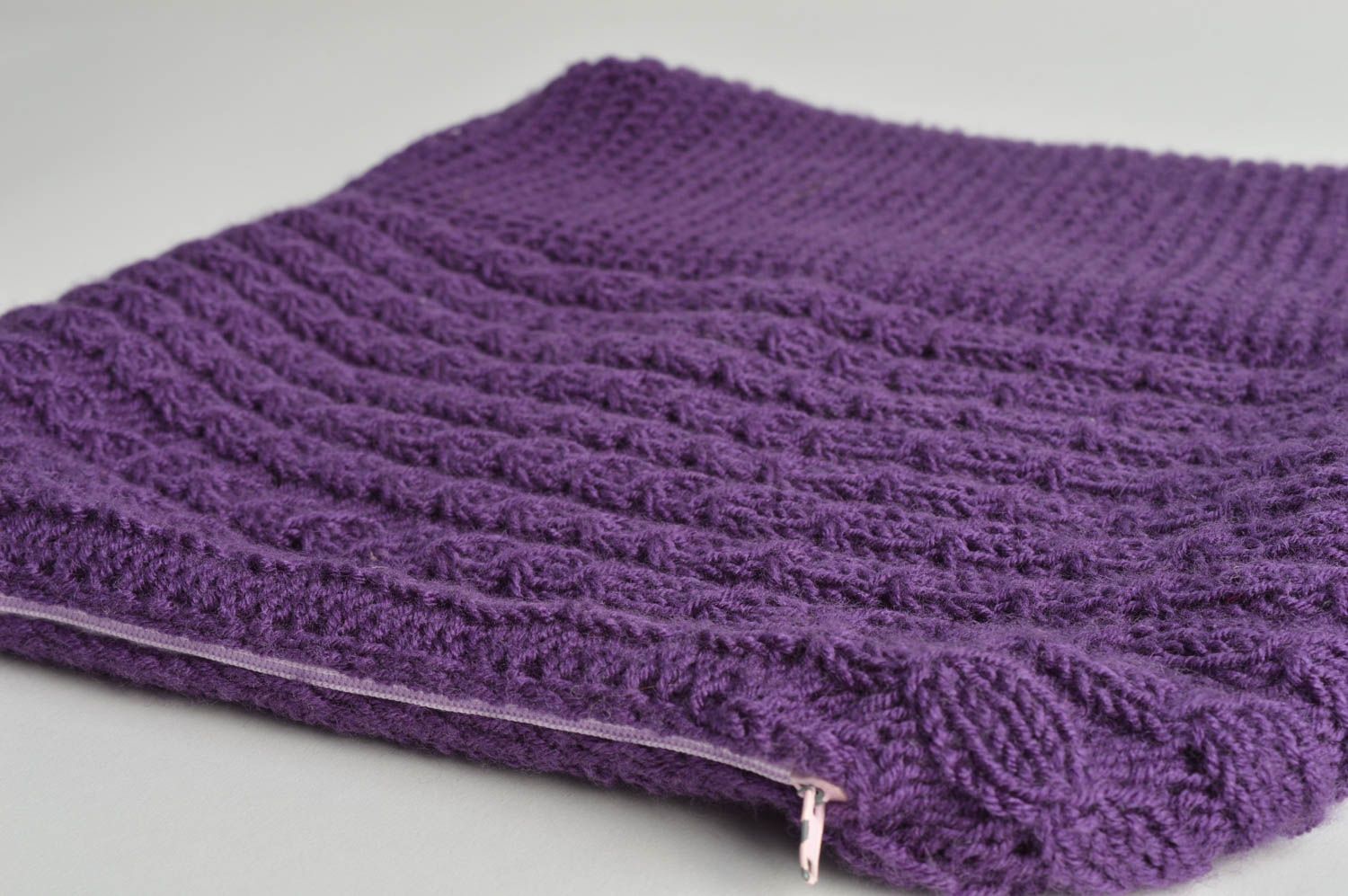 Вязаная наволочка на подушку фиолетовая темная небольшая стильная хэнд мейд фото 5