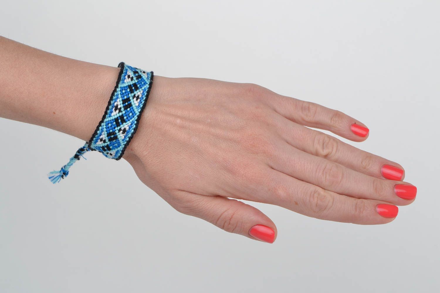 Bracelet textile tressé en macramé bleu avec ornements fait main style ethnique photo 2