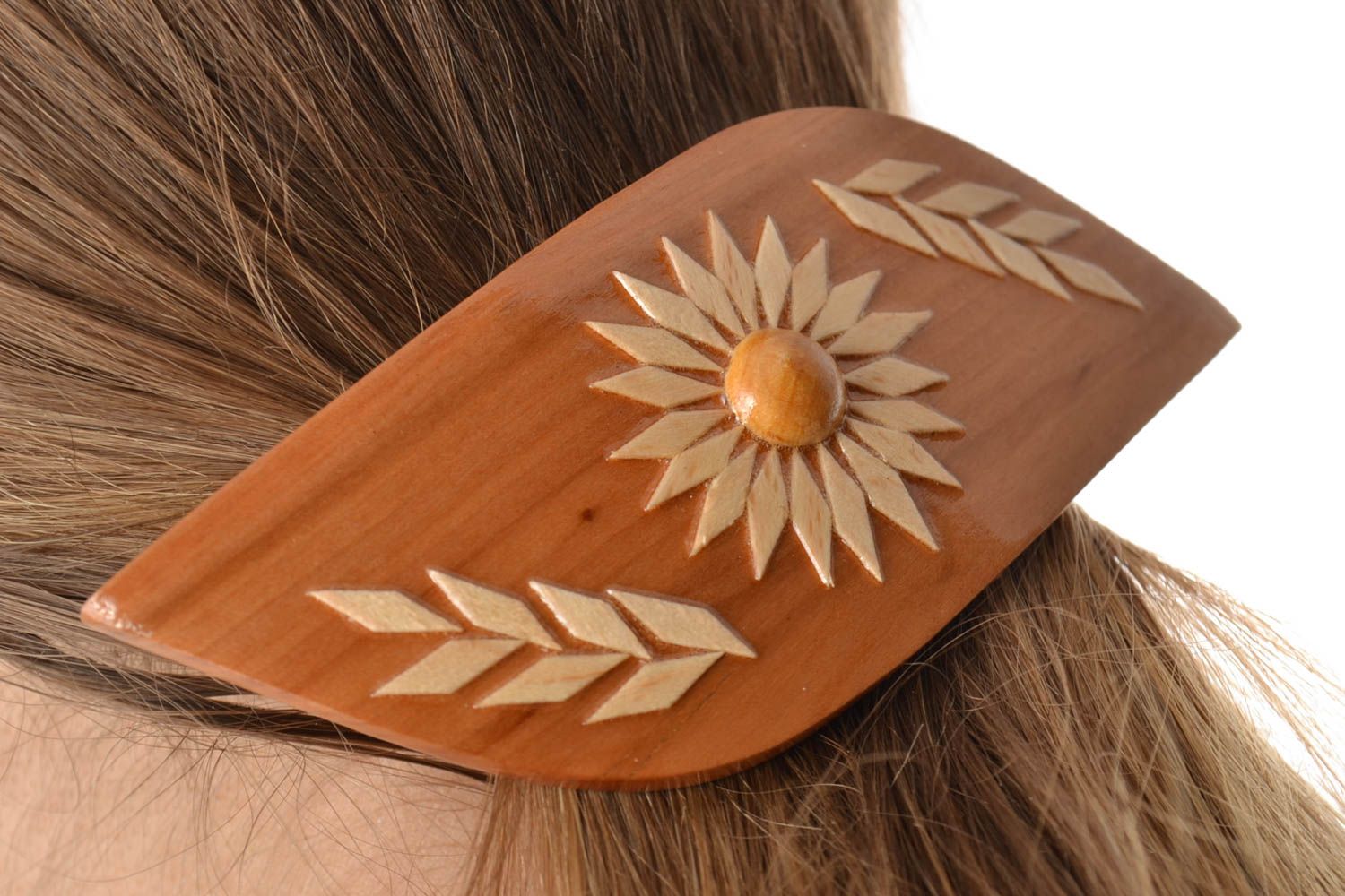 Stilvolle lackierte braune schöne Haarspange aus Holz mit Musterung für Frauen  foto 1