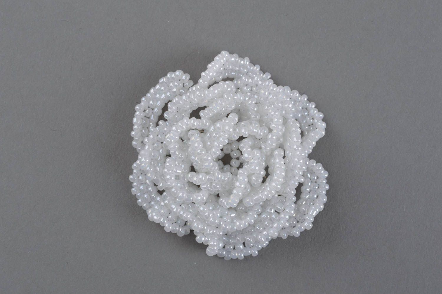Broche blanche faite main en perles de rocaille en forme de fleur belle photo 3