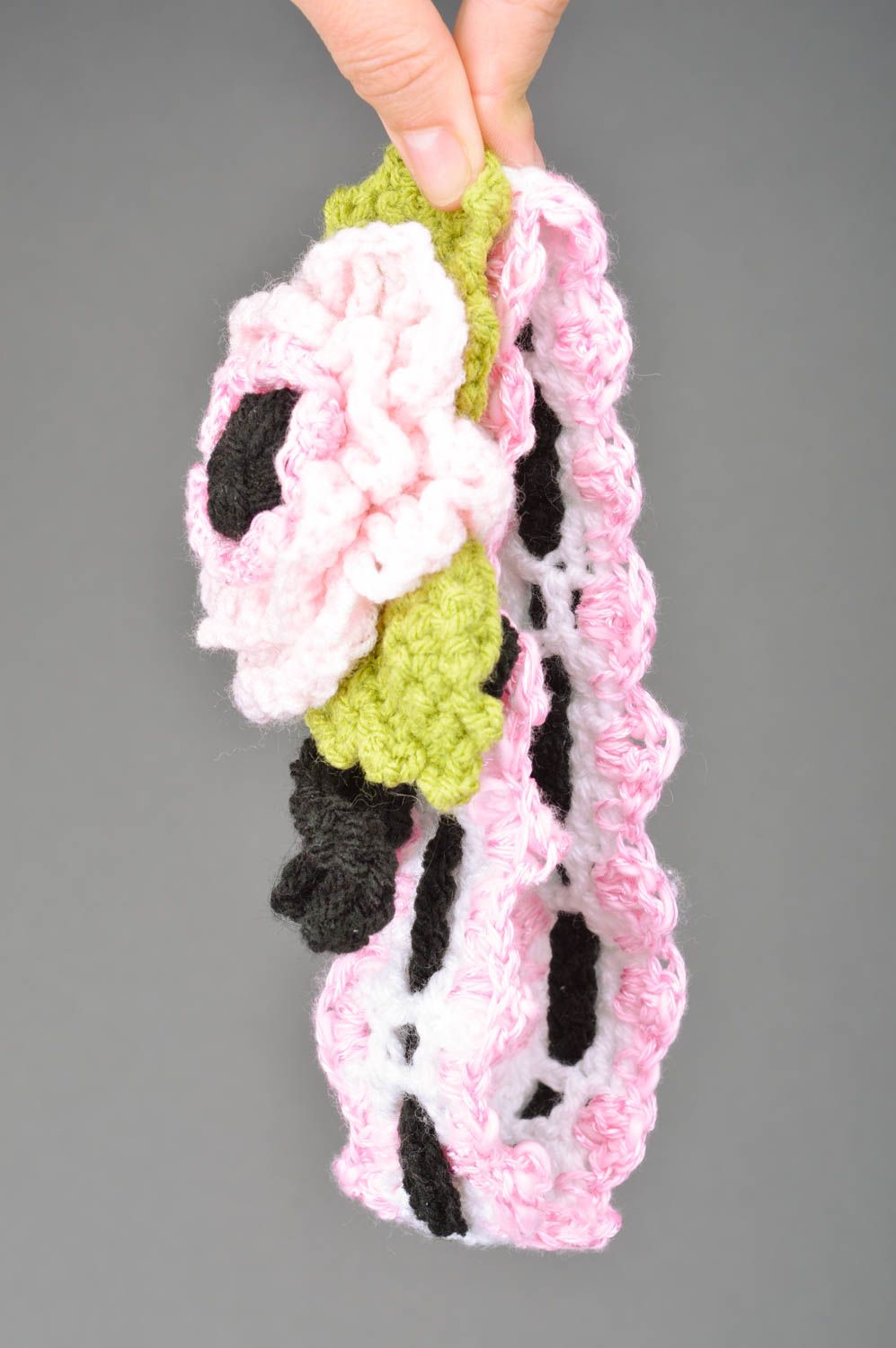 Stilvolles schönes handgemachtes Haarband mit Blume Häkelarbeit foto 3