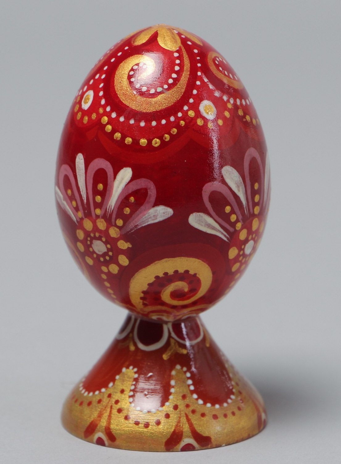 Huevo de Pascua artesanal pintado rojo dorado elegante foto 2