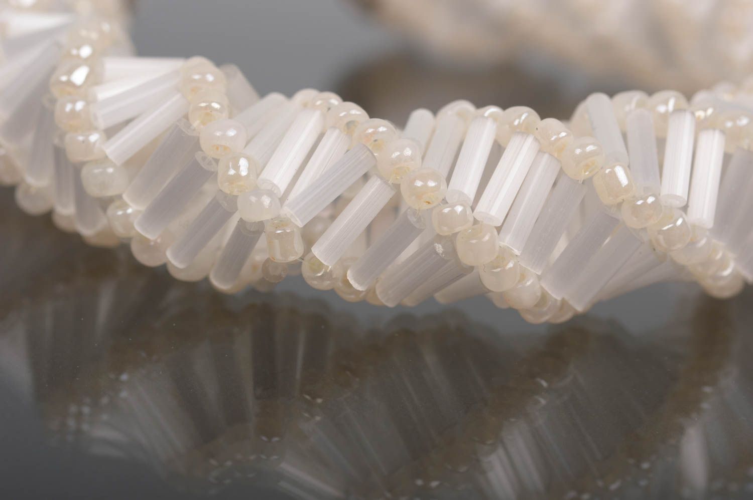 Bracelet spirale Bijou fait main blanc en perles de rocaille Cadeau femme photo 3