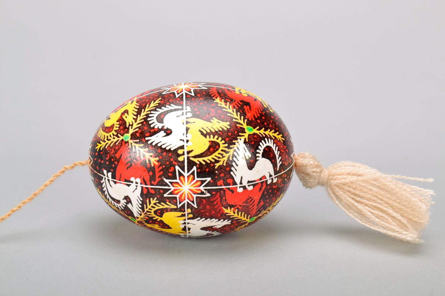 Oeuf de Pâques décoratif fait main original peint avec ornement ethnique photo 3
