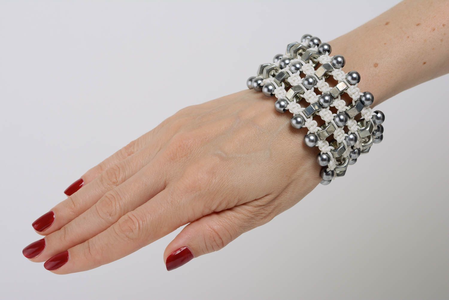 Bracelet macramé large avec perles acryliques et écrous en inox fait main photo 3