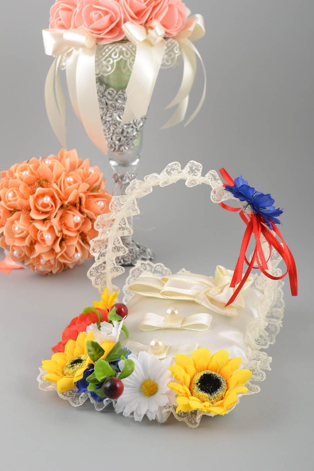 Coussin porte-alliances avec anse et fleurs artificielles fait main original  photo 1