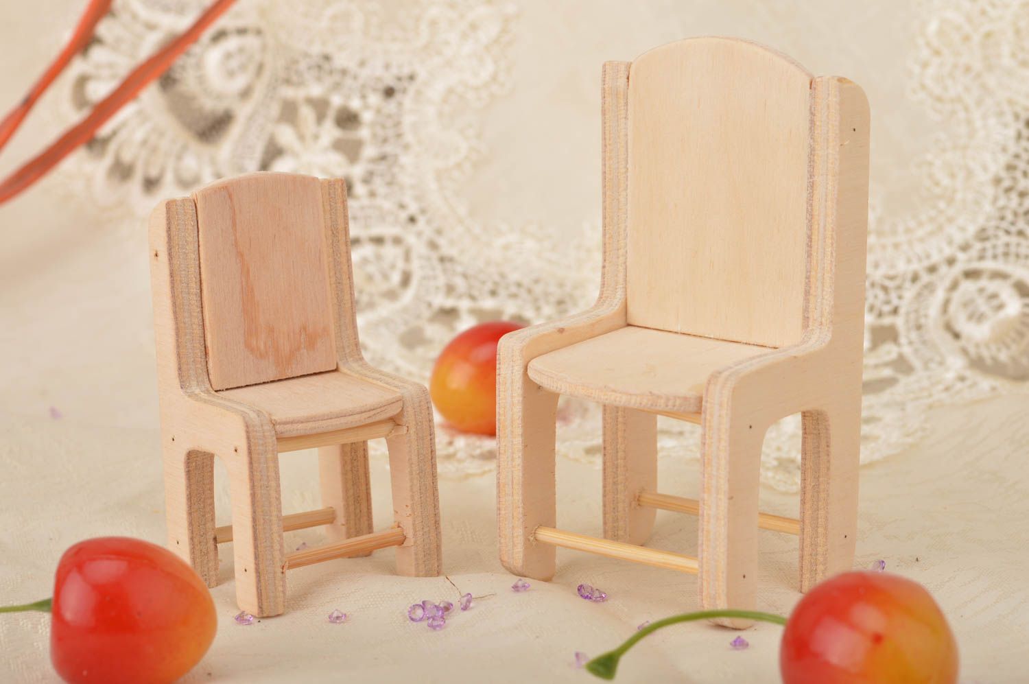 Muebles de muñecas en miniatura con forma de dos sillones hechos a mano foto 1