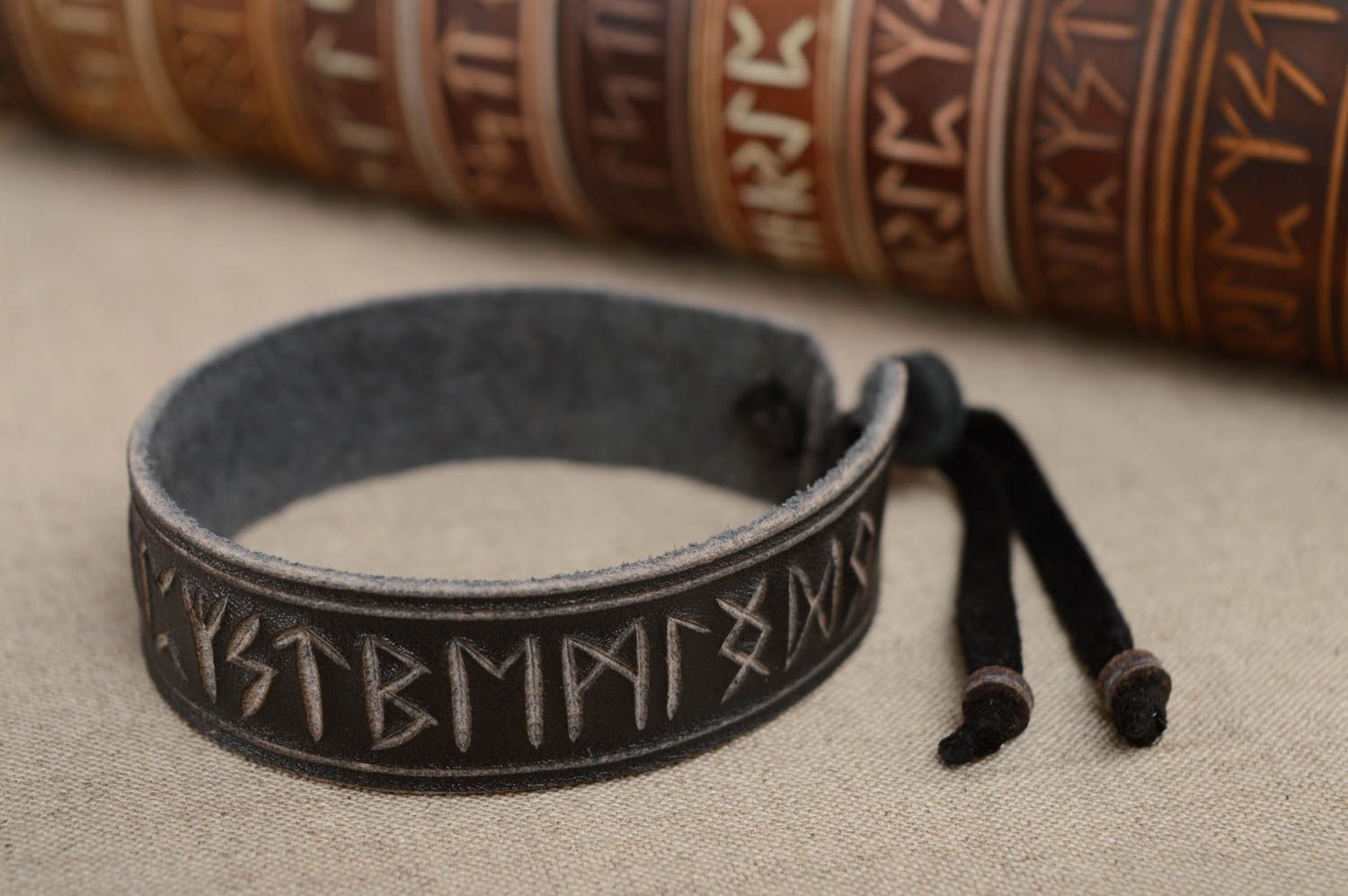 Bracelet en cuir naturel noir avec runes gravées fait main original design photo 2