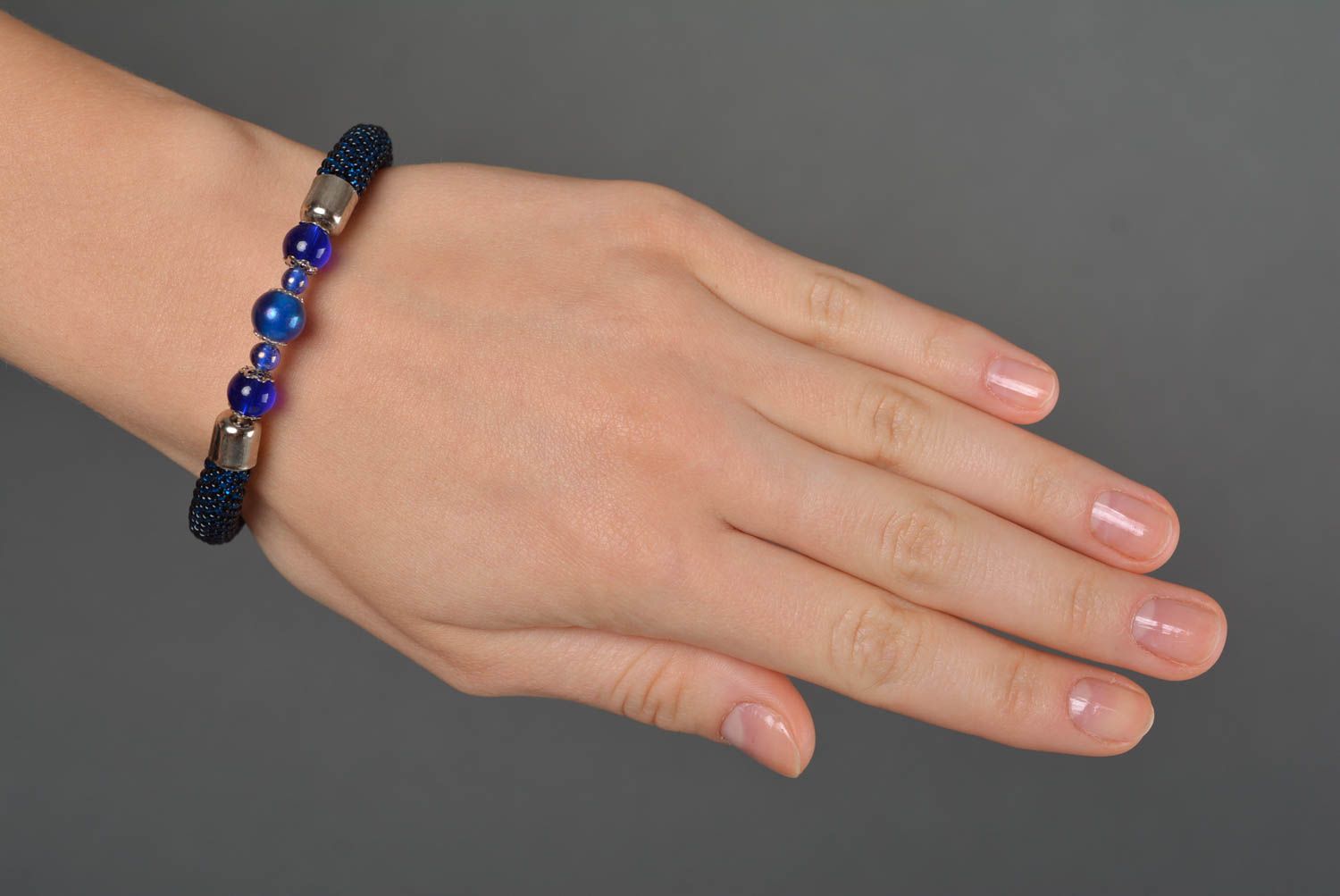 Bracelet perles rocaille Bijou fait main en bleu foncé Accessoire femme photo 2
