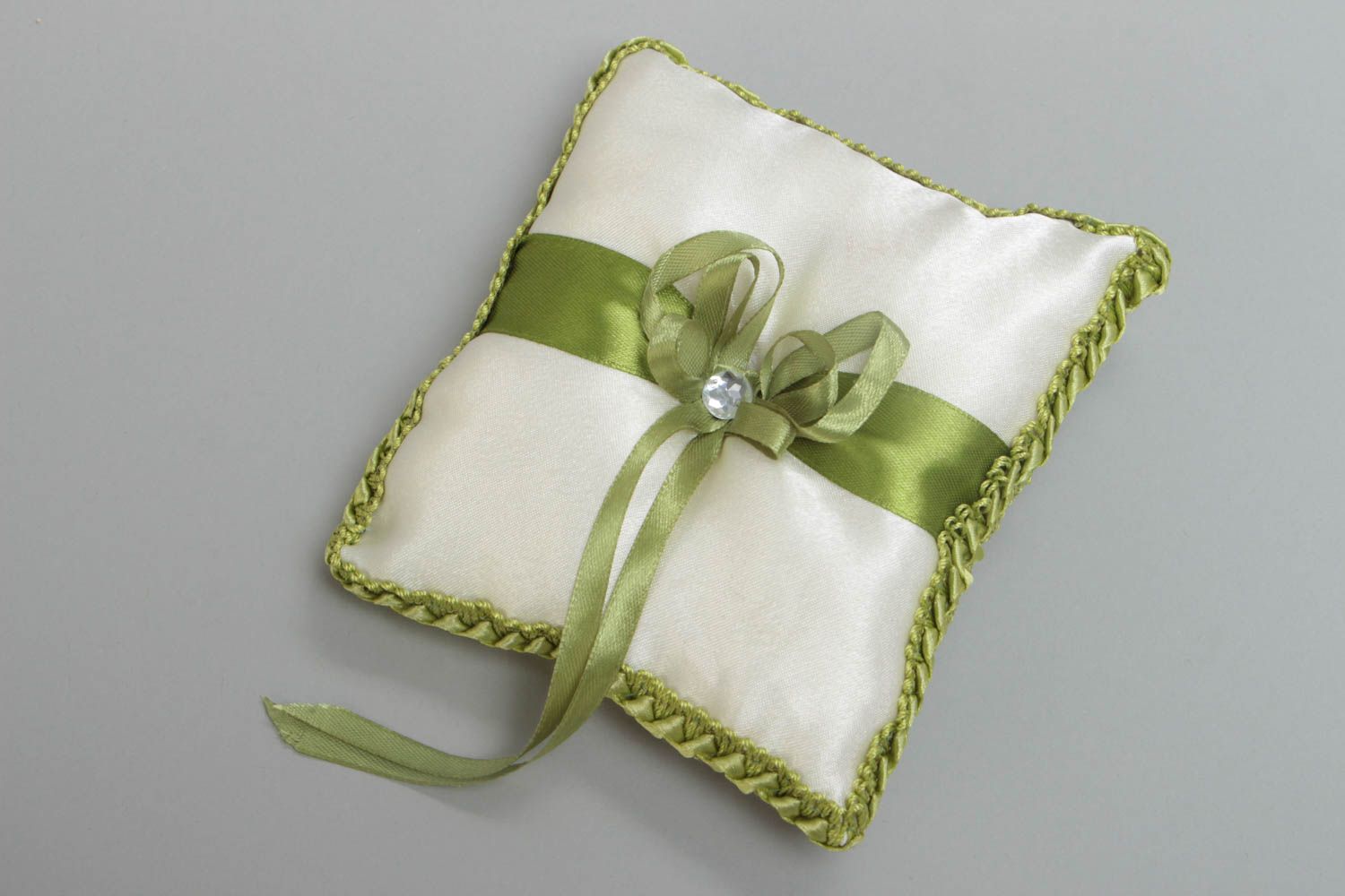 Свадебная подушечка для колец мягкая белая с зеленым с бантиком ручная работа фото 2