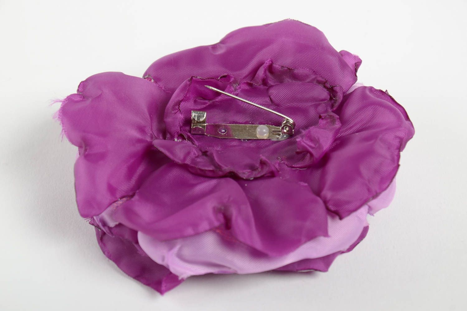 Broche fleur fait main Bijou fantaisie en rubans violet Accessoire femme joli photo 3