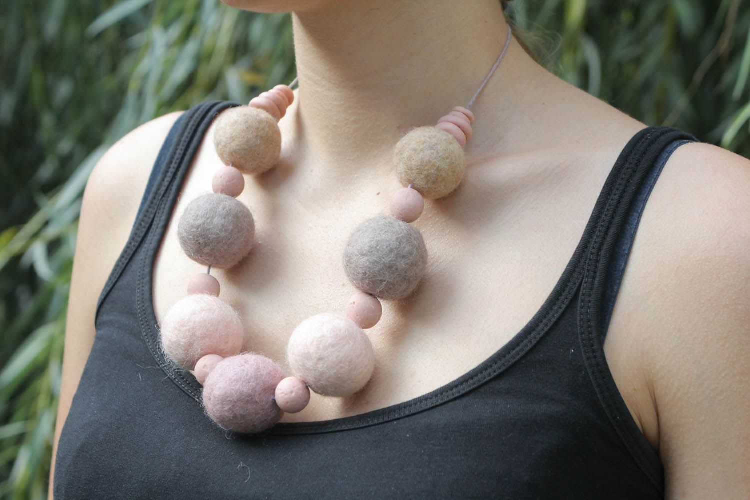 Handgemachte Perlenkette aus Filz und Wolle foto 5