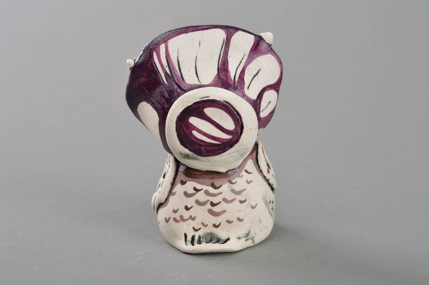 Dekorative Figur aus Porzellan mit Acrylfarben bemalt handmade Eule mit Hut foto 2