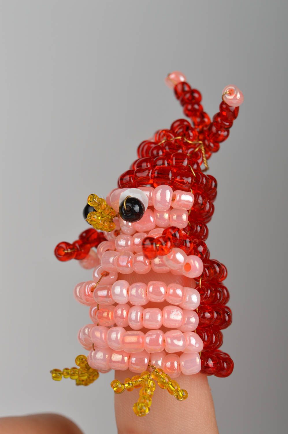 Пальчиковая игрушка пингвин розовый забавный из китайского бисера ручной работы фото 4