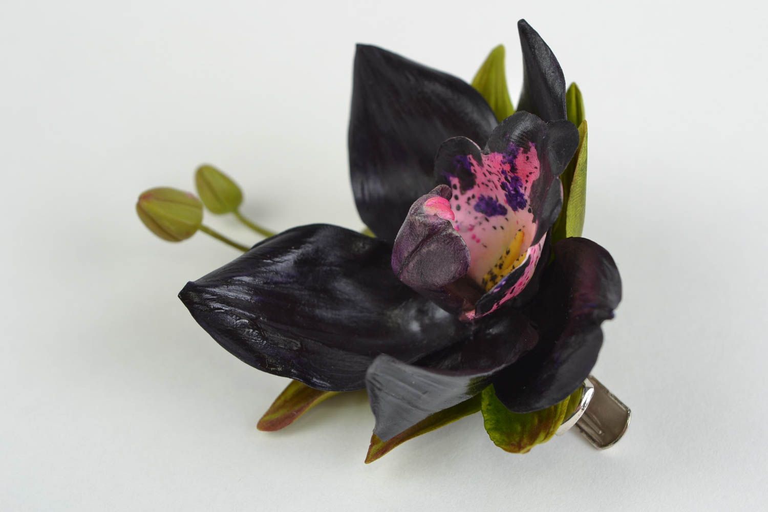 Заколка из холодного фарфора черная в виде орхидеи необычная красивая хэнд мейд фото 3