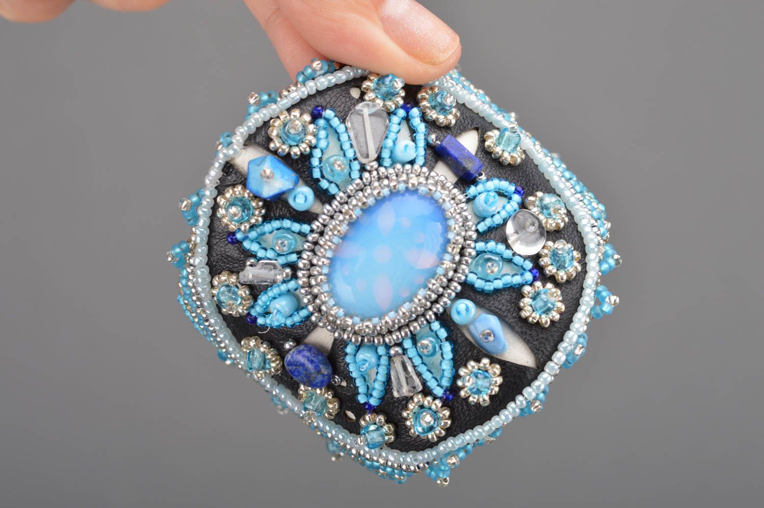 Large bracelet en cuir noir perles de rocaille pierre de Lune bleues fait main photo 5