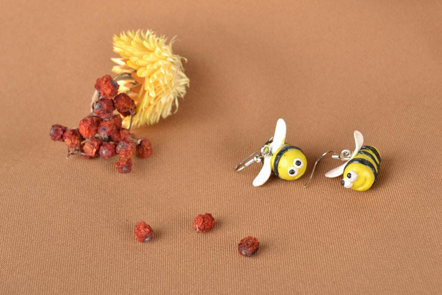 Pendientes artesanales de arcilla polimérica con forma de abejas  foto 5