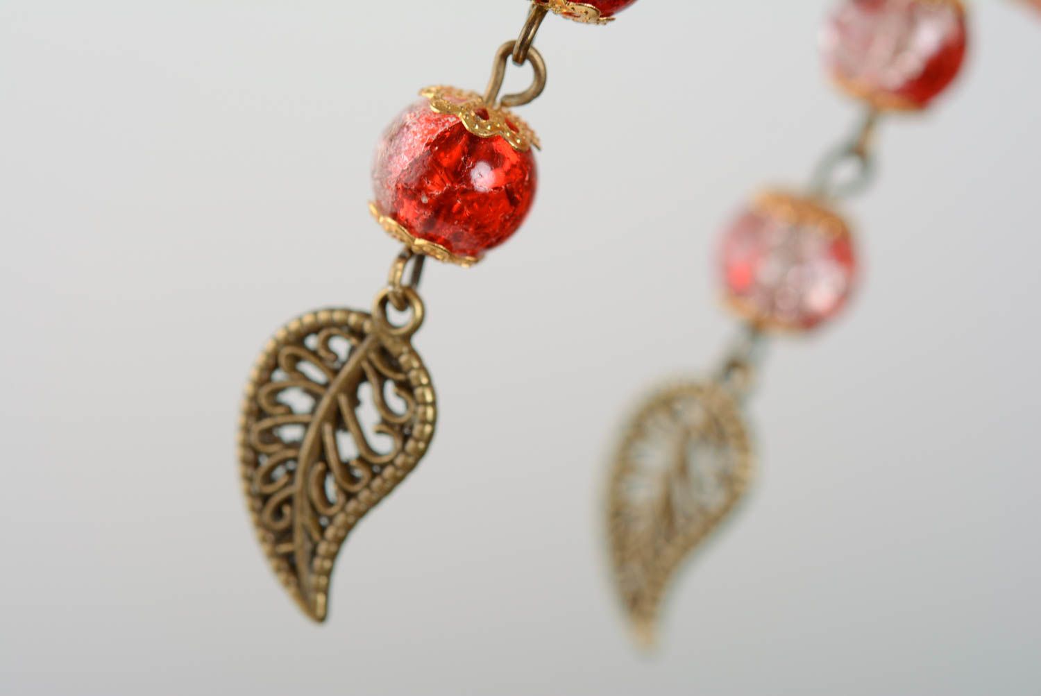 Künstlerische handgemachte Designer Perlen Ohrringe aus Glas in Rot feierlich  foto 2