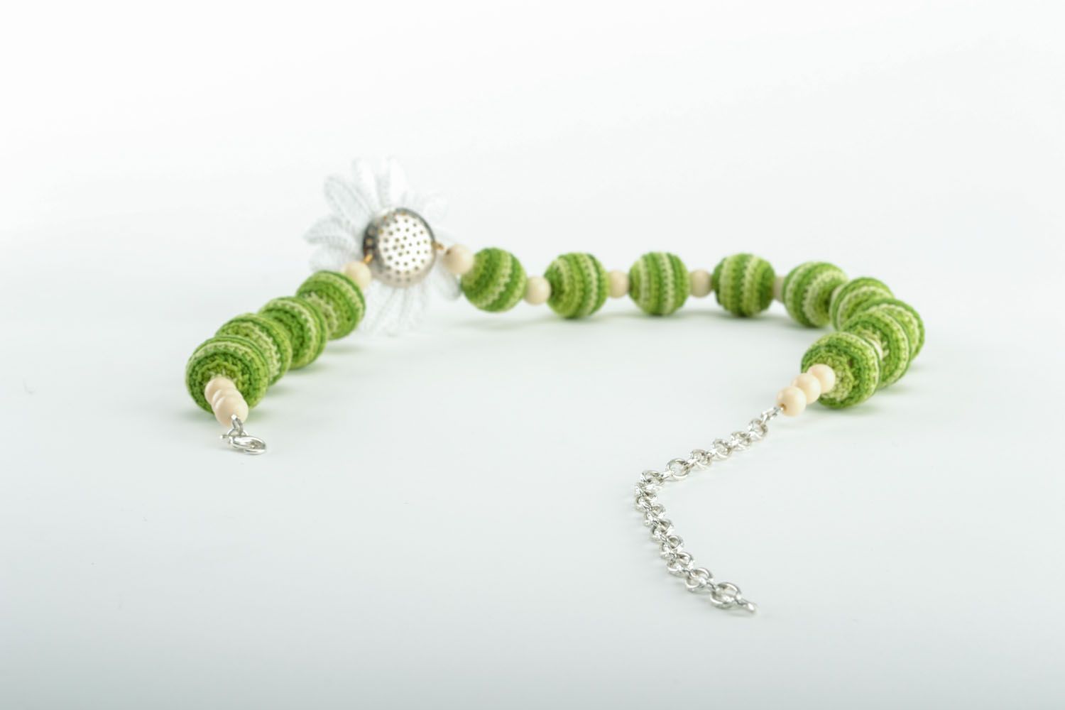 Beautiful bead necklace with camomile photo 4